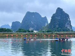 广西阳朔首届遇龙河竹筏竞速赛开赛 助推体育文旅融合